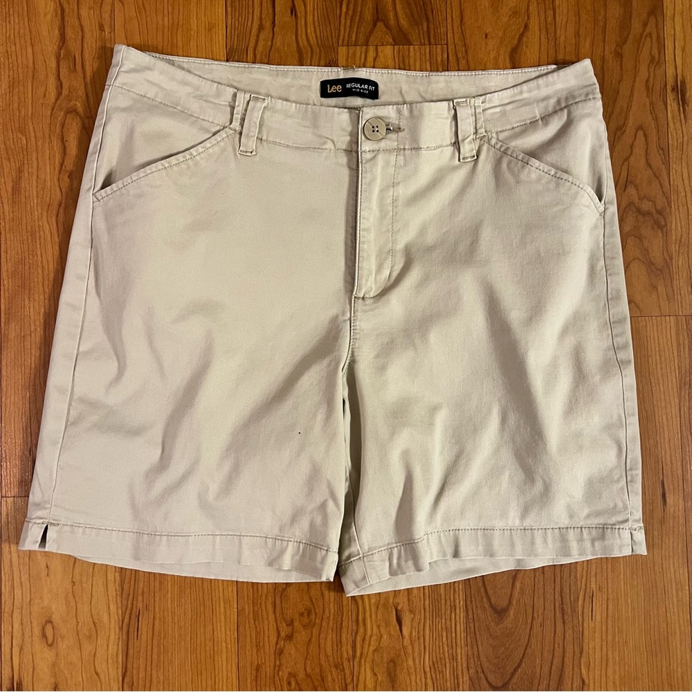 Lee Size 14 Regular Fit Mid Rise Tan Shorts, Excellent Condition